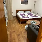 公寓 Hanka - 3 Verschiedene Whg - 40 Qm 3 Pers, 50 Qm Bis 4 Pers Oder 70 Qm Bis 5 Pers, Balkone, Nur 70 M Zum Strand, Von 3 Bis Max 5 Personen, Wlan, Sat-tv, Klima, Kueche, Parkplaetze,ruhig Gelegen *