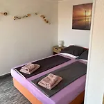 Hanka - 3 Verschiedene Whg - 40 Qm 3 Pers, 50 Qm Bis 4 Pers Oder 70 Qm Bis 5 Pers, Balkone, Nur 70 M Zum Strand, Von 3 Bis Max 5 Personen, Wlan, Sat-tv, Klima, Kueche, Parkplaetze,ruhig Gelegen 公寓 乌马格