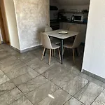 Hanka - 3 Verschiedene Whg - 40 Qm 3 Pers, 50 Qm Bis 4 Pers Oder 70 Qm Bis 5 Pers, Balkone, Nur 70 M Zum Strand, Von 3 Bis Max 5 Personen, Wlan, Sat-tv, Klima, Kueche, Parkplaetze,ruhig Gelegen *