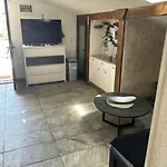 Hanka - 3 Verschiedene Whg - 40 Qm 3 Pers, 50 Qm Bis 4 Pers Oder 70 Qm Bis 5 Pers, Balkone, Nur 70 M Zum Strand, Von 3 Bis Max 5 Personen, Wlan, Sat-tv, Klima, Kueche, Parkplaetze,ruhig Gelegen * 乌马格