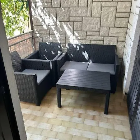 Hanka - 3 Verschiedene Whg - 40 Qm 3 Pers, 50 Qm Bis 4 Pers Oder 70 Qm Bis 5 Pers, Balkone, Nur 70 M Zum Strand, Von 3 Bis Max 5 Personen, Wlan, Sat-tv, Klima, Kueche, Parkplaetze,ruhig Gelegen Apartment Umag