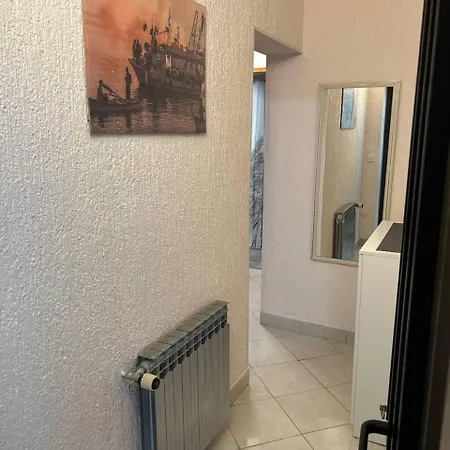 Apartment Hanka - 3 Verschiedene Whg - 40 Qm 3 Pers, 50 Qm Bis 4 Pers Oder 70 Qm Bis 5 Pers, Balkone, Nur 70 M Zum Strand, Von 3 Bis Max 5 Personen, Wlan, Sat-tv, Klima, Kueche, Parkplaetze,ruhig Gelegen