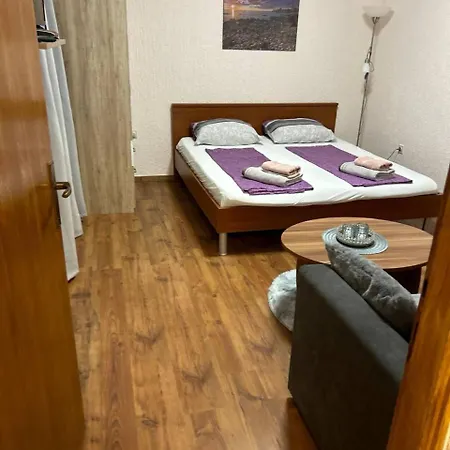 Apartment Hanka - 3 Verschiedene Whg - 40 Qm 3 Pers, 50 Qm Bis 4 Pers Oder 70 Qm Bis 5 Pers, Balkone, Nur 70 M Zum Strand, Von 3 Bis Max 5 Personen, Wlan, Sat-tv, Klima, Kueche, Parkplaetze,ruhig Gelegen *