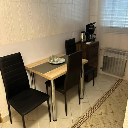 Hanka - 3 Verschiedene Whg - 40 Qm 3 Pers, 50 Qm Bis 4 Pers Oder 70 Qm Bis 5 Pers, Balkone, Nur 70 M Zum Strand, Von 3 Bis Max 5 Personen, Wlan, Sat-tv, Klima, Kueche, Parkplaetze,ruhig Gelegen *