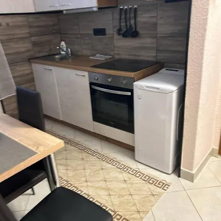 Hanka - 3 Verschiedene Whg - 40 Qm 3 Pers, 50 Qm Bis 4 Pers Oder 70 Qm Bis 5 Pers, Balkone, Nur 70 M Zum Strand, Von 3 Bis Max 5 Personen, Wlan, Sat-tv, Klima, Kueche, Parkplaetze,ruhig Gelegen Umago