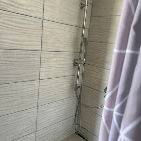 Hanka - 3 Verschiedene Whg - 40 Qm 3 Pers, 50 Qm Bis 4 Pers Oder 70 Qm Bis 5 Pers, Balkone, Nur 70 M Zum Strand, Von 3 Bis Max 5 Personen, Wlan, Sat-tv, Klima, Kueche, Parkplaetze,ruhig Gelegen شقة *