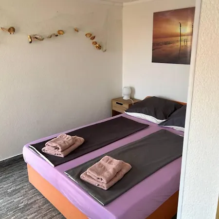Hanka - 3 Verschiedene Whg - 40 Qm 3 Pers, 50 Qm Bis 4 Pers Oder 70 Qm Bis 5 Pers, Balkone, Nur 70 M Zum Strand, Von 3 Bis Max 5 Personen, Wlan, Sat-tv, Klima, Kueche, Parkplaetze,ruhig Gelegen Apartamento Umago