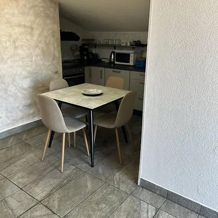 Apartamento Hanka - 3 Verschiedene Whg - 40 Qm 3 Pers, 50 Qm Bis 4 Pers Oder 70 Qm Bis 5 Pers, Balkone, Nur 70 M Zum Strand, Von 3 Bis Max 5 Personen, Wlan, Sat-tv, Klima, Kueche, Parkplaetze,ruhig Gelegen Umago