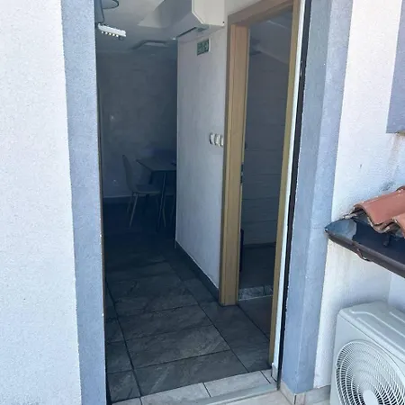 Hanka - 3 Verschiedene Whg - 40 Qm 3 Pers, 50 Qm Bis 4 Pers Oder 70 Qm Bis 5 Pers, Balkone, Nur 70 M Zum Strand, Von 3 Bis Max 5 Personen, Wlan, Sat-tv, Klima, Kueche, Parkplaetze,ruhig Gelegen Umago