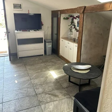 Hanka - 3 Verschiedene Whg - 40 Qm 3 Pers, 50 Qm Bis 4 Pers Oder 70 Qm Bis 5 Pers, Balkone, Nur 70 M Zum Strand, Von 3 Bis Max 5 Personen, Wlan, Sat-tv, Klima, Kueche, Parkplaetze,ruhig Gelegen * Umago
