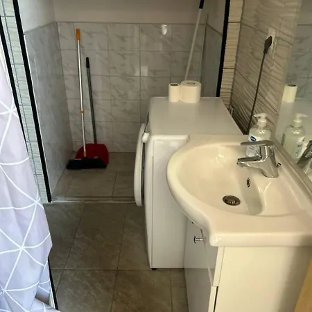 Hanka - 3 Verschiedene Whg - 40 Qm 3 Pers, 50 Qm Bis 4 Pers Oder 70 Qm Bis 5 Pers, Balkone, Nur 70 M Zum Strand, Von 3 Bis Max 5 Personen, Wlan, Sat-tv, Klima, Kueche, Parkplaetze,ruhig Gelegen Apartamento