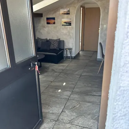 Apartment Hanka - 3 Verschiedene Whg - 40 Qm 3 Pers, 50 Qm Bis 4 Pers Oder 70 Qm Bis 5 Pers, Balkone, Nur 70 M Zum Strand, Von 3 Bis Max 5 Personen, Wlan, Sat-tv, Klima, Kueche, Parkplaetze,ruhig Gelegen