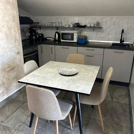 Apartamento Hanka - 3 Verschiedene Whg - 40 Qm 3 Pers, 50 Qm Bis 4 Pers Oder 70 Qm Bis 5 Pers, Balkone, Nur 70 M Zum Strand, Von 3 Bis Max 5 Personen, Wlan, Sat-tv, Klima, Kueche, Parkplaetze,ruhig Gelegen *