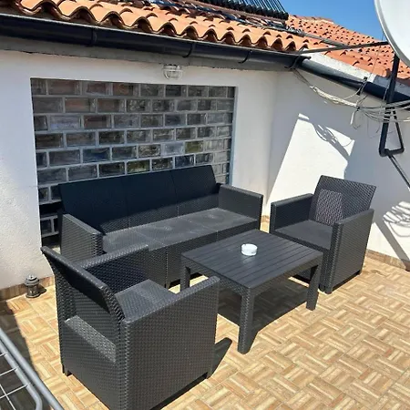 Hanka - 3 Verschiedene Whg - 40 Qm 3 Pers, 50 Qm Bis 4 Pers Oder 70 Qm Bis 5 Pers, Balkone, Nur 70 M Zum Strand, Von 3 Bis Max 5 Personen, Wlan, Sat-tv, Klima, Kueche, Parkplaetze,ruhig Gelegen *