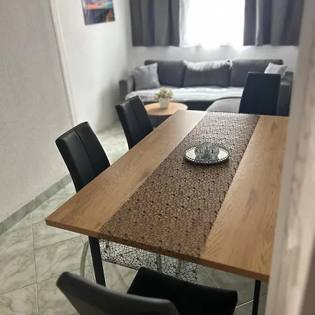 Hanka - 3 Verschiedene Whg - 40 Qm 3 Pers, 50 Qm Bis 4 Pers Oder 70 Qm Bis 5 Pers, Balkone, Nur 70 M Zum Strand, Von 3 Bis Max 5 Personen, Wlan, Sat-tv, Klima, Kueche, Parkplaetze,ruhig Gelegen Apartment Umag