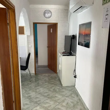 Apartamento Hanka - 3 Verschiedene Whg - 40 Qm 3 Pers, 50 Qm Bis 4 Pers Oder 70 Qm Bis 5 Pers, Balkone, Nur 70 M Zum Strand, Von 3 Bis Max 5 Personen, Wlan, Sat-tv, Klima, Kueche, Parkplaetze,ruhig Gelegen Umago