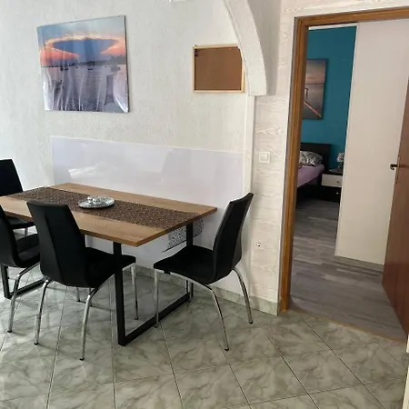 Hanka - 3 Verschiedene Whg - 40 Qm 3 Pers, 50 Qm Bis 4 Pers Oder 70 Qm Bis 5 Pers, Balkone, Nur 70 M Zum Strand, Von 3 Bis Max 5 Personen, Wlan, Sat-tv, Klima, Kueche, Parkplaetze,ruhig Gelegen