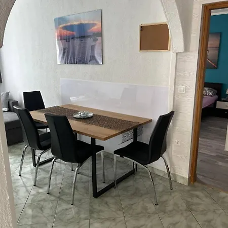 Hanka - 3 Verschiedene Whg - 40 Qm 3 Pers, 50 Qm Bis 4 Pers Oder 70 Qm Bis 5 Pers, Balkone, Nur 70 M Zum Strand, Von 3 Bis Max 5 Personen, Wlan, Sat-tv, Klima, Kueche, Parkplaetze,ruhig Gelegen Apartamento