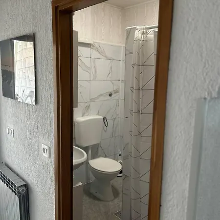 Hanka - 3 Verschiedene Whg - 40 Qm 3 Pers, 50 Qm Bis 4 Pers Oder 70 Qm Bis 5 Pers, Balkone, Nur 70 M Zum Strand, Von 3 Bis Max 5 Personen, Wlan, Sat-tv, Klima, Kueche, Parkplaetze,ruhig Gelegen Apartamento Umago