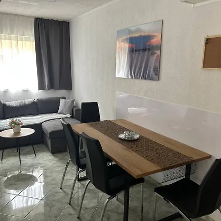 Hanka - 3 Verschiedene Whg - 40 Qm 3 Pers, 50 Qm Bis 4 Pers Oder 70 Qm Bis 5 Pers, Balkone, Nur 70 M Zum Strand, Von 3 Bis Max 5 Personen, Wlan, Sat-tv, Klima, Kueche, Parkplaetze,ruhig Gelegen * Umag