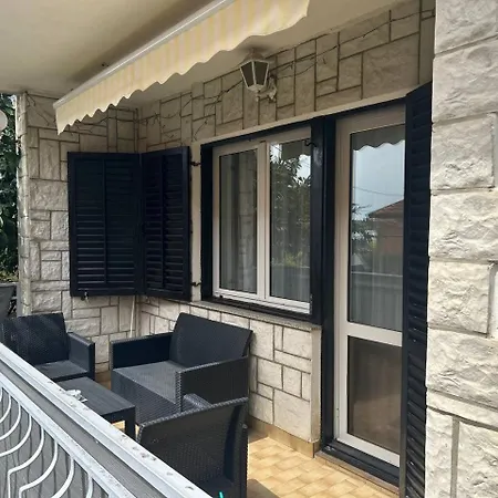 Hanka - 3 Verschiedene Whg - 40 Qm 3 Pers, 50 Qm Bis 4 Pers Oder 70 Qm Bis 5 Pers, Balkone, Nur 70 M Zum Strand, Von 3 Bis Max 5 Personen, Wlan, Sat-tv, Klima, Kueche, Parkplaetze,ruhig Gelegen Apartamento